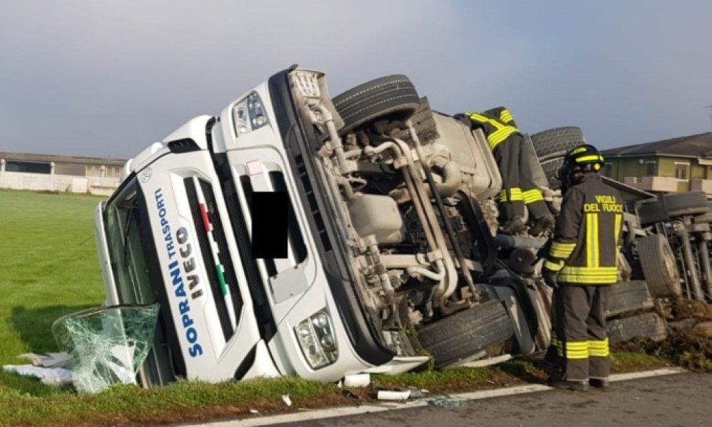 Italia. Un șofer profesionist român s-a răsturnat cu camionul