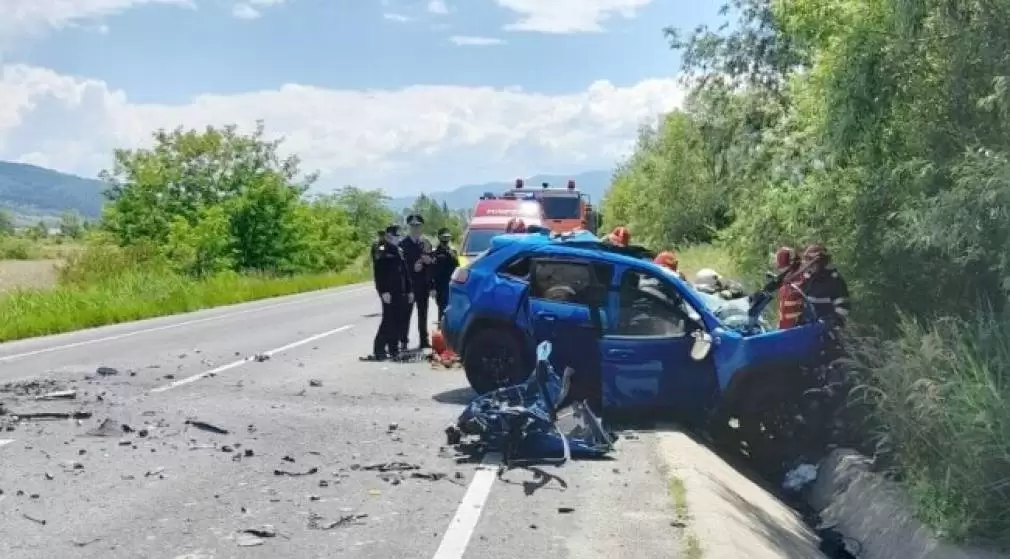 S-a izbit cu mașina de un camion plin cu lemne și a decedat