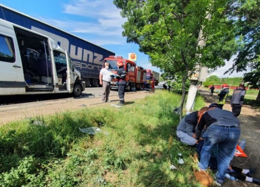 Şapte persoane au fost rănite în urma ciocnirii dintre un camion şi un microbuz
