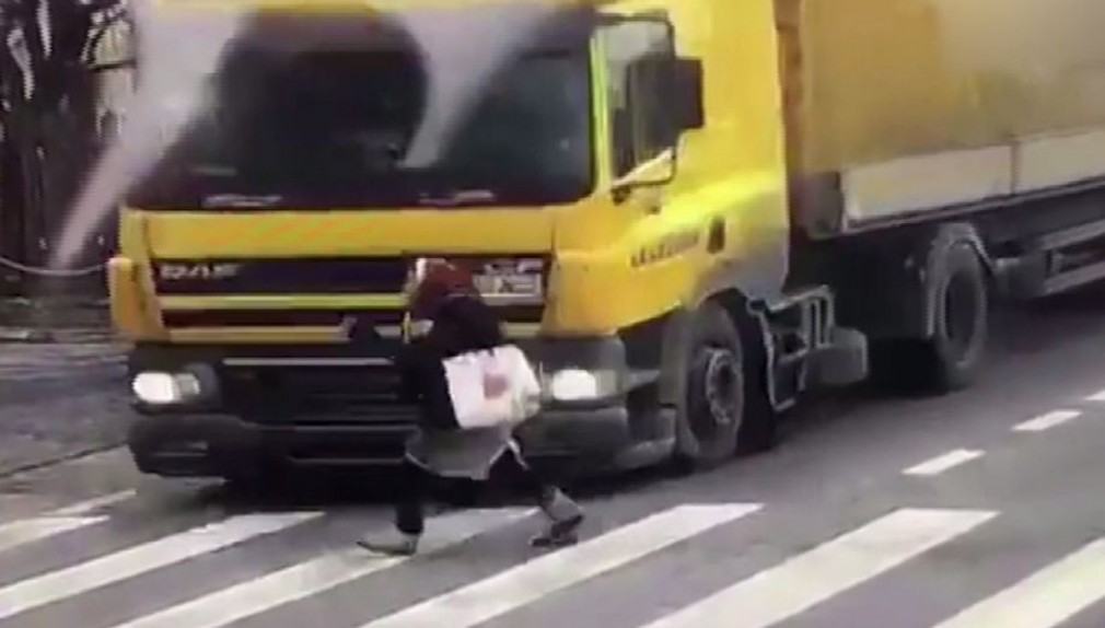 Femeie de 70 de ani lovită în plin de un camion chiar pe trecerea de pietoni