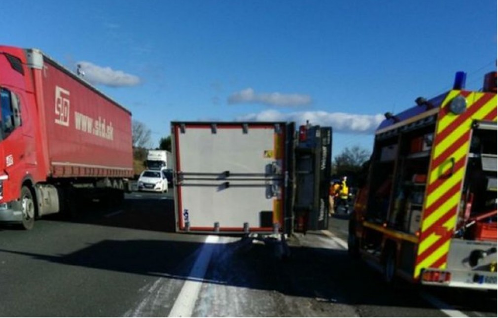Șofer român de CAMION, mort după un accident cumplit, în Franța: 15 pompieri au încercat să-l scoată din cabină
