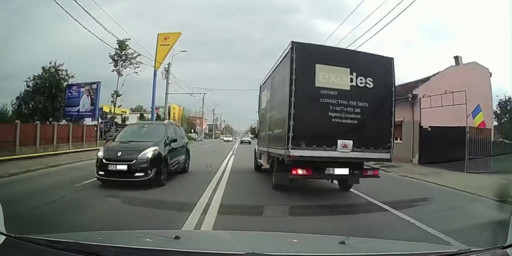 VIDEO. Șofer se plânge că un camion era să îl ”arunce” pe contrasens. Are dreptate ?