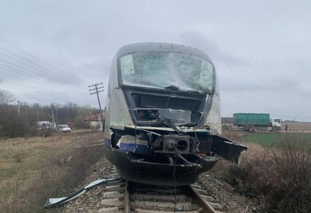 VIDEO Un camion a avariat un tren și i-a produs întârzieri