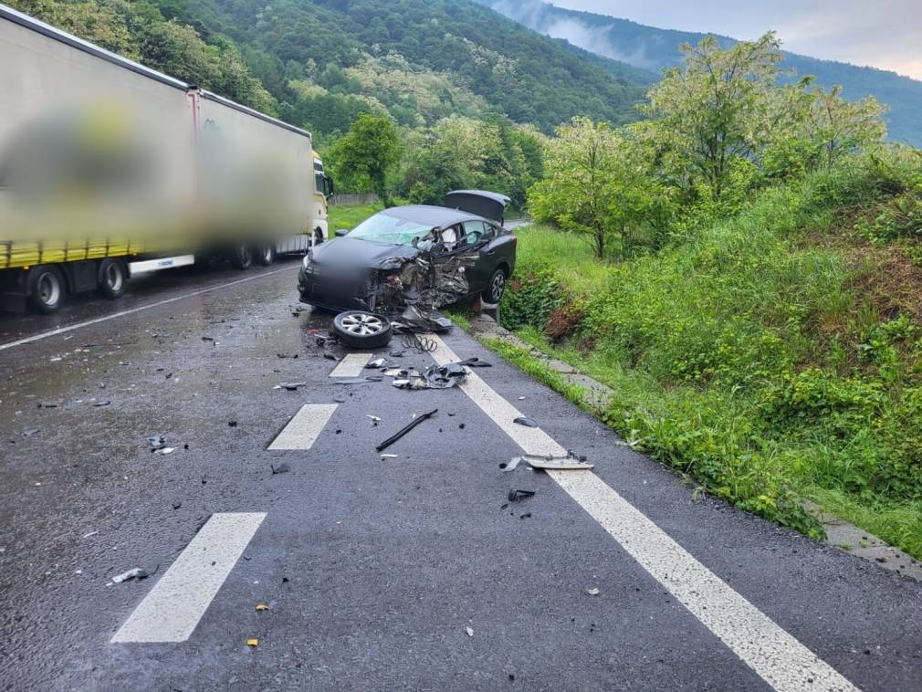 Un camion și un autoturism s-au izbit