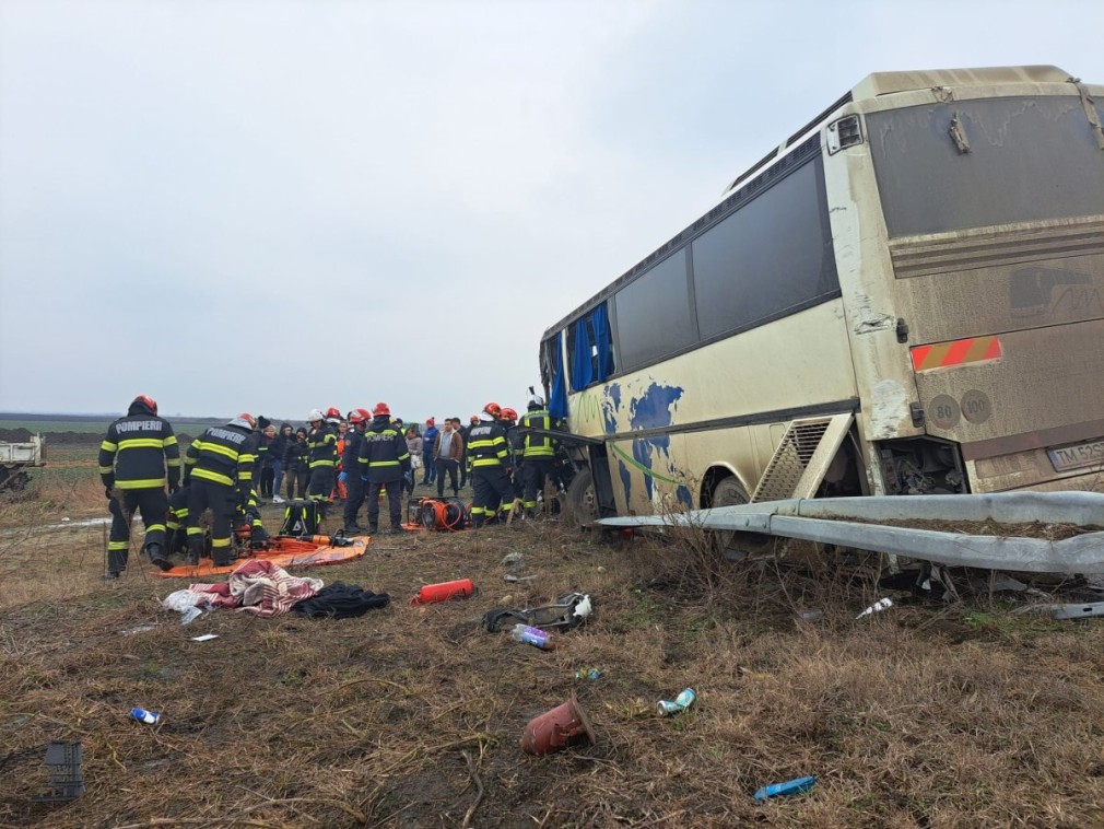 Accident teribil între un autobuz și un camion