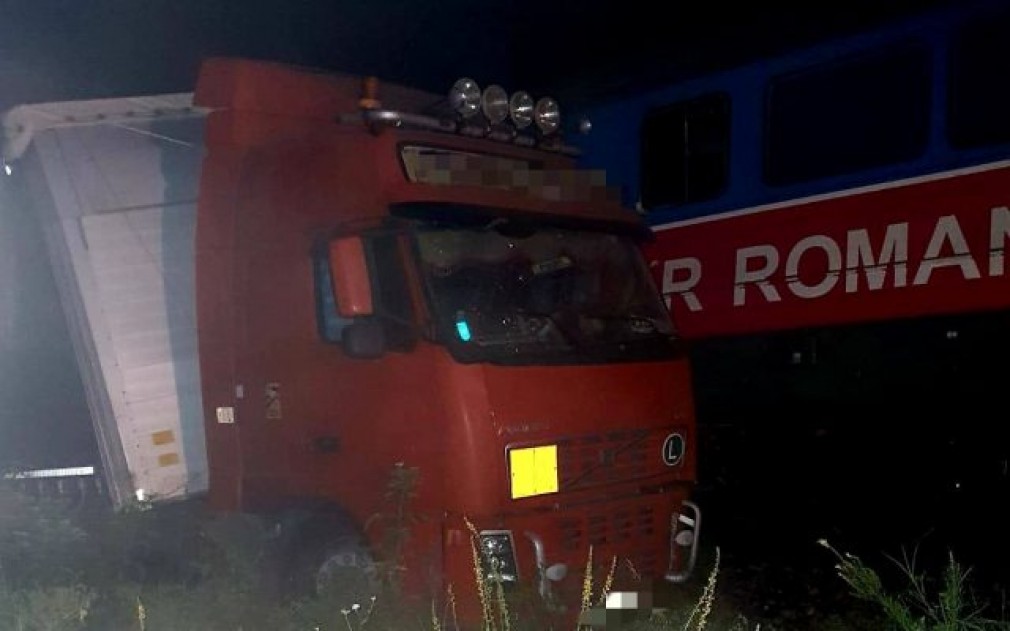 Un tren încărcat cu păcură și benzină a lovit un camion, în Giurgiu