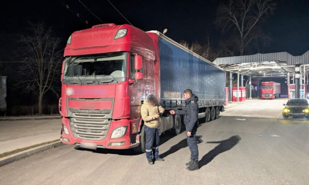 Șofer de camion cu atestate false pentru transportul de mărfuri