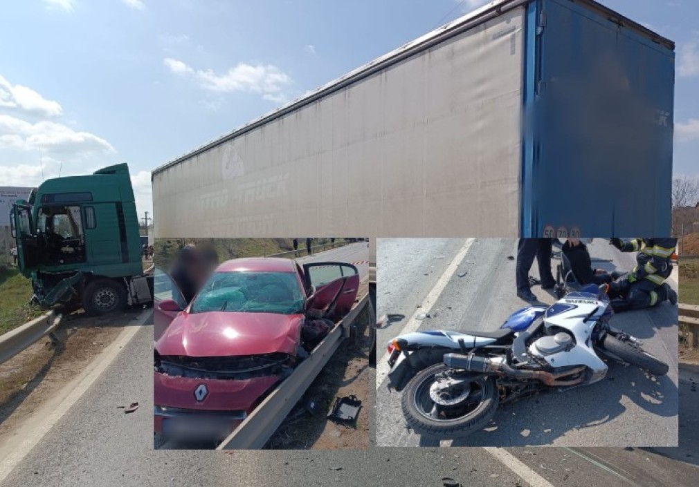 Accident cu un camion un autoturism și o motocicletă în Prahova