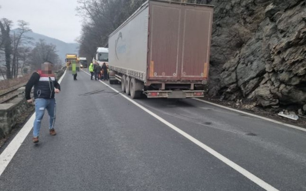 VIDEO. Trei accidente pe Valea Oltului. Un camion s-a izbit de stânci