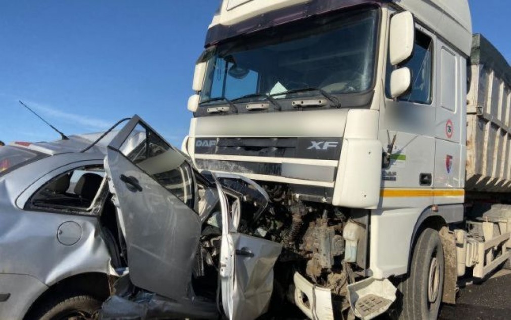 S-a izbit mortal de camion după ce a făcut infarct la volan