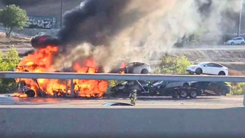 Un camion plin cu mașina Tesla a luat foc. Autostrada închisă