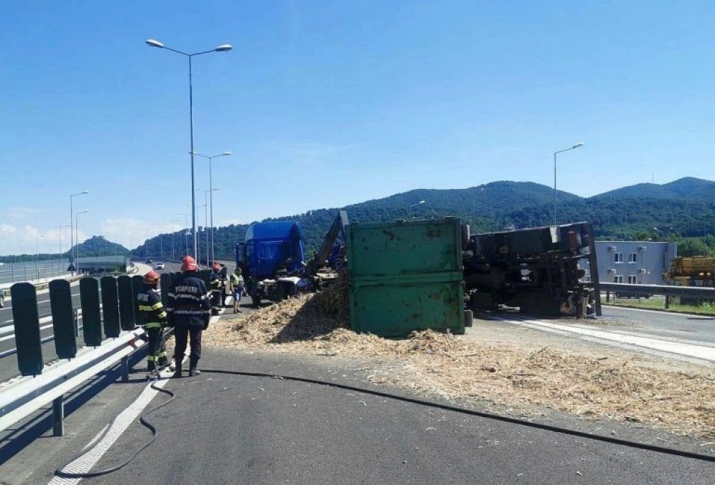 Un camion plin cu rumeguș s-a răsturnat și a blocat Autostrada Timișoara – Deva