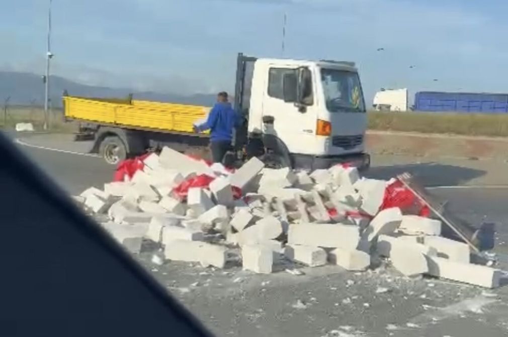 VIDEO Șofer de camion, nevoit să strângă cărămizile împrăștiate în giratoriu