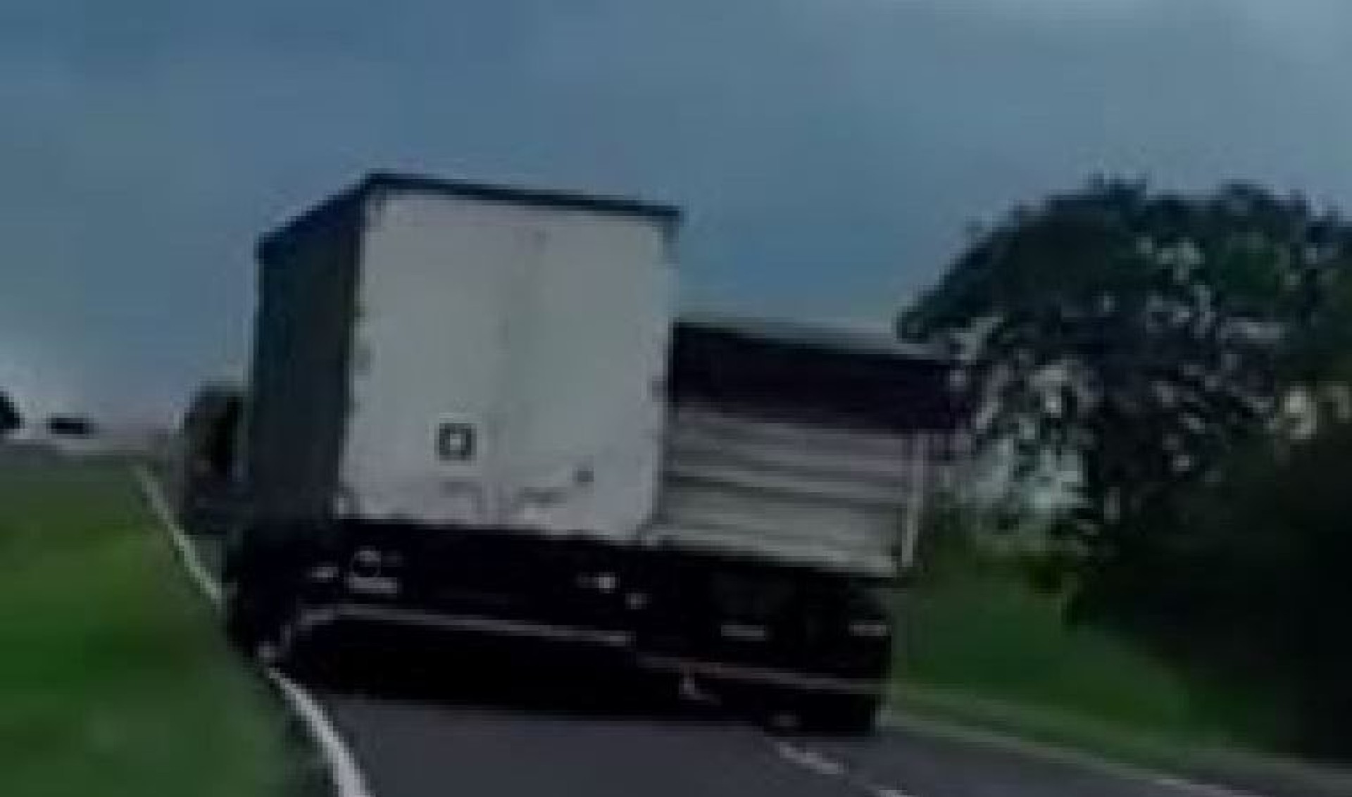 VIDEO Doi șoferi de camion s-au urmărit și s-au șicanat în trafic. A avut loc și un accident