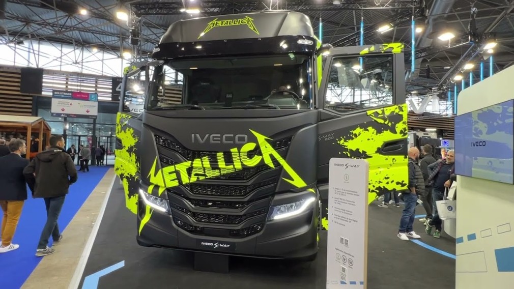 Metallica pleacă în turneu cu 14 camioane Iveco S-Way