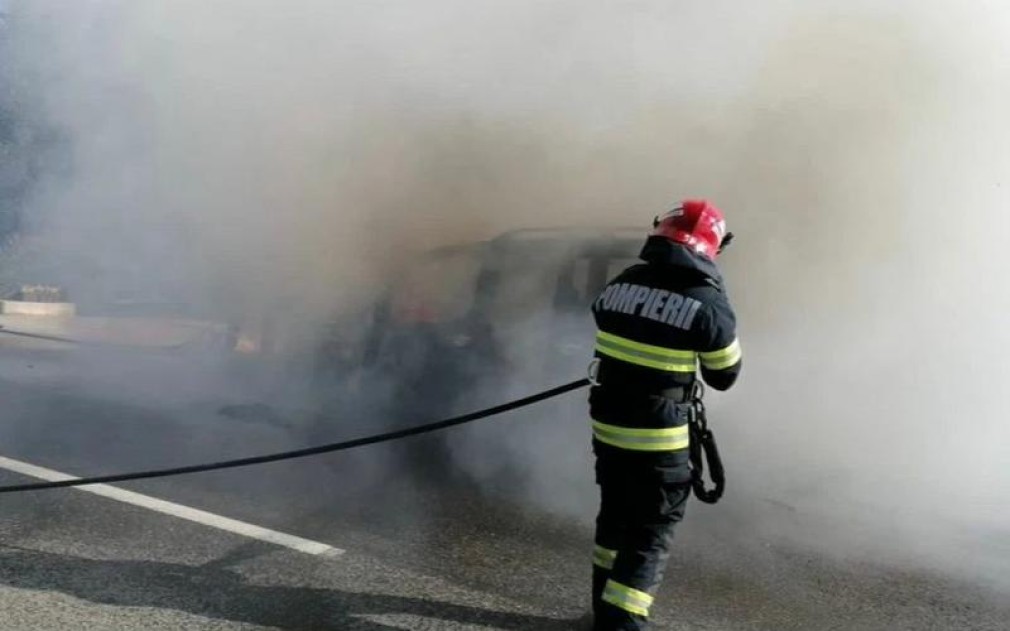 Opt mașini aflate pe un autotren pe A1 au ars în totalitate