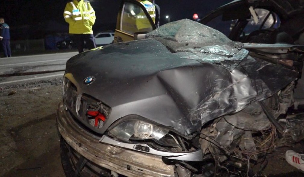 Un şofer începător şi o minoră au murit într-un BMW strivit de camion