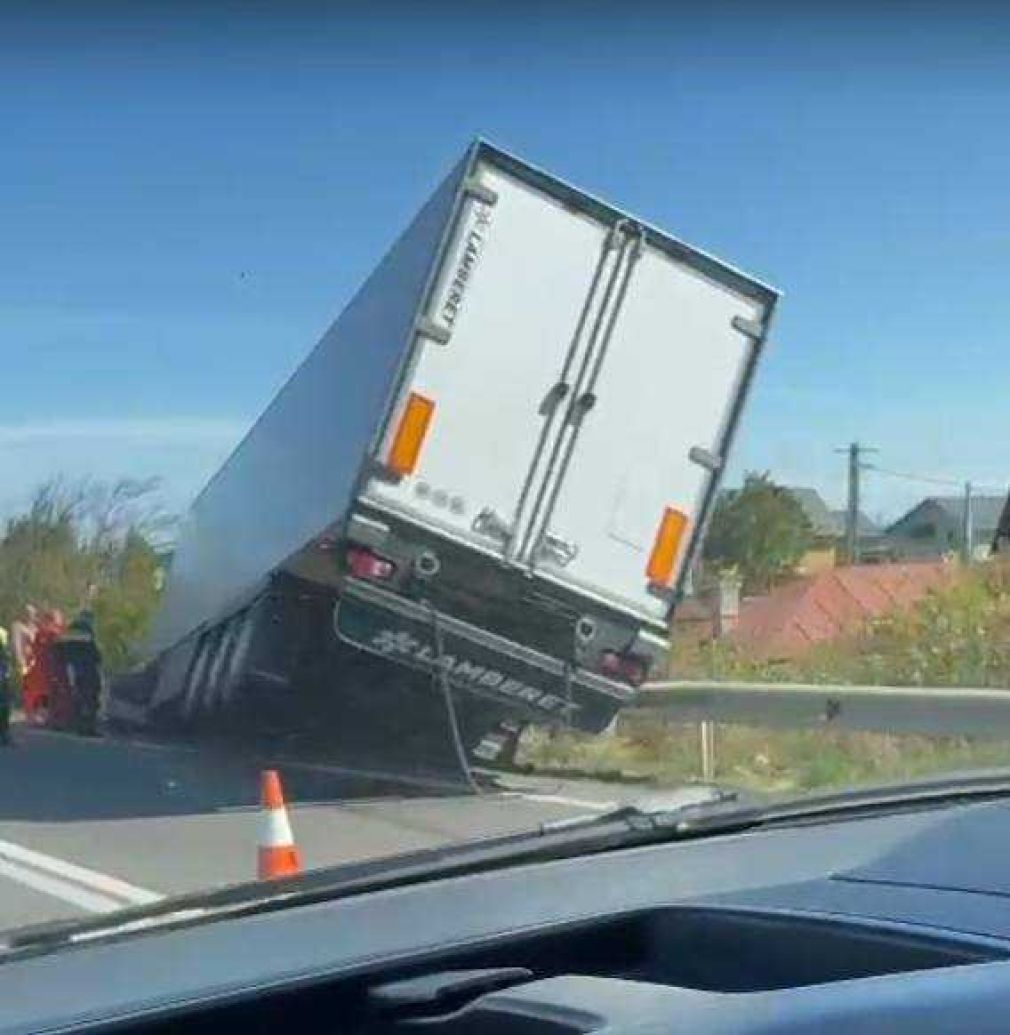 VIDEO. Cum a ajuns un camion în șanț?