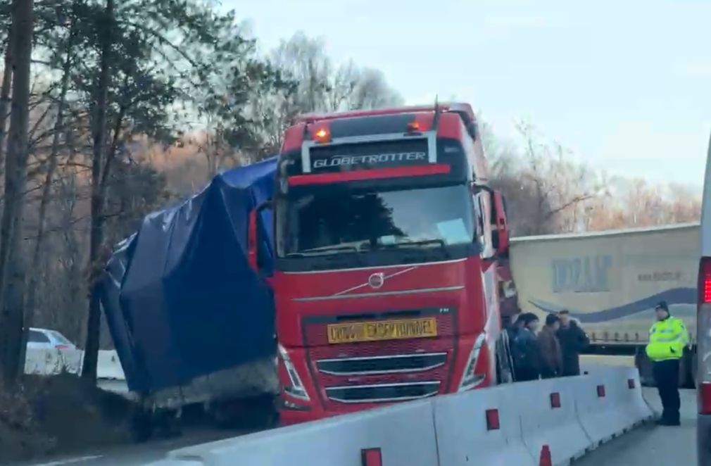 VIDEO Un camion nu s-a încadrat corespunzător și a ajuns în șanț pe Dealu Negru