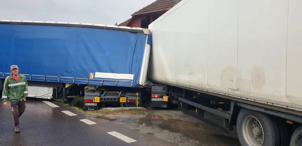 VIDEO Accident foarte grav cu 2 camioane pe Valea Oltului