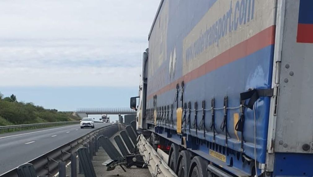 Un șofer a pierdut controlul și a oprit camionul în parapet