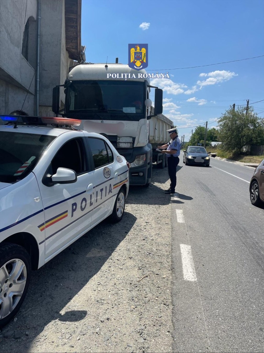 Șofer de camion prins de polițiști cu magnet pe tahograf