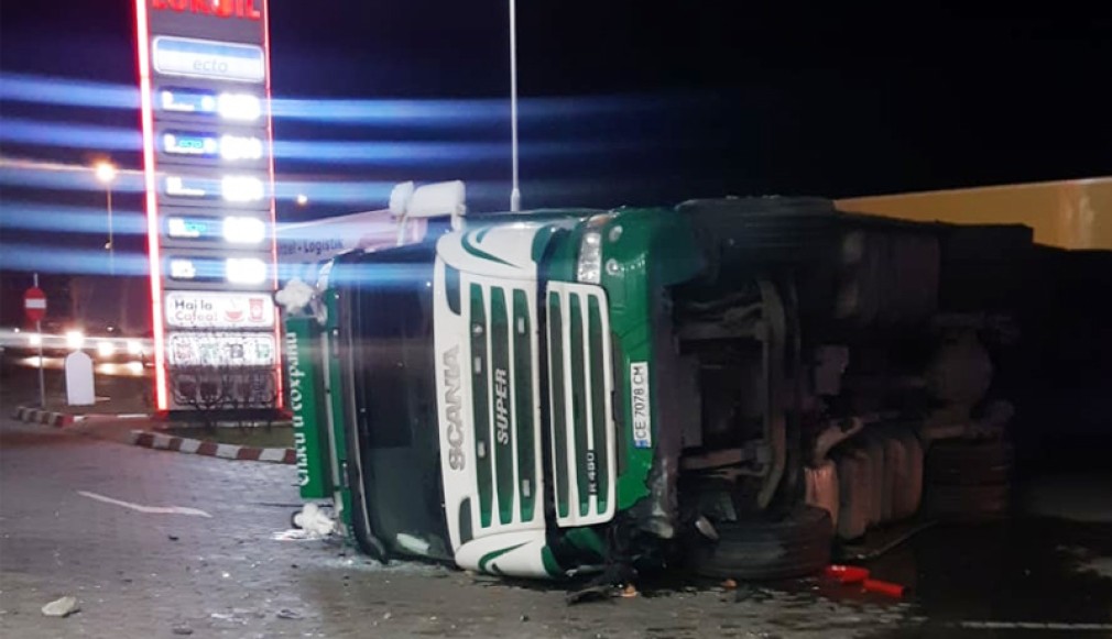 Un camion s-a răsturnat după un carambol cu 4 autovehicule pe centura Focşaniului
