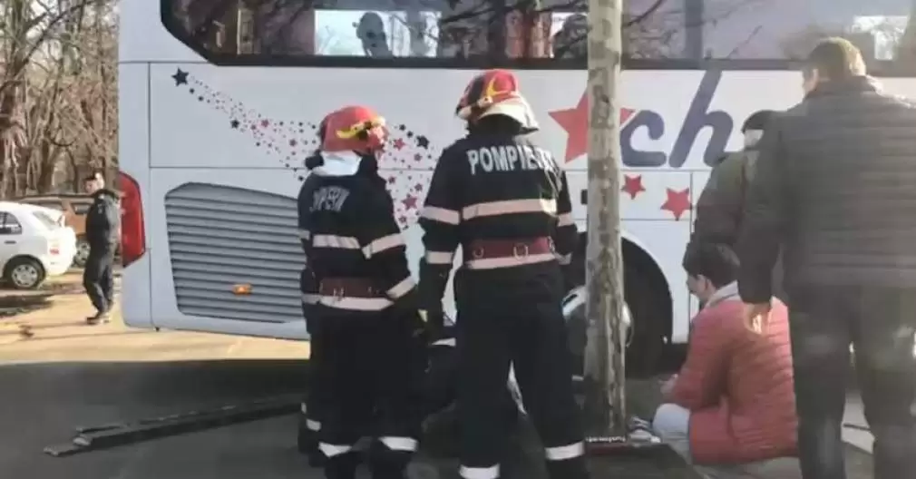 Şoferul profesionist, cu propriul autocar căzut pe el