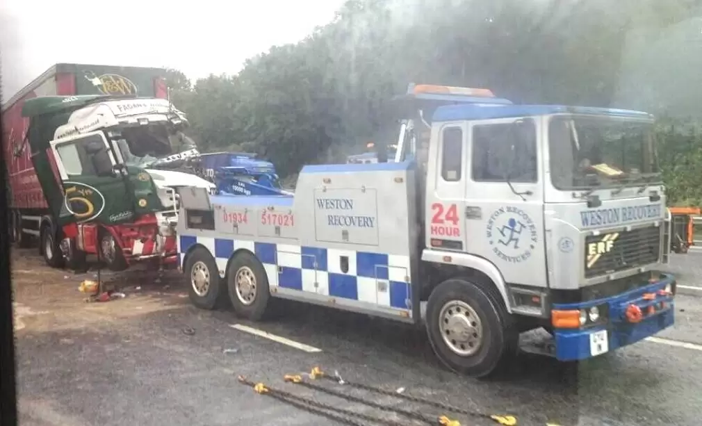 Trei CAMIOANE implicate într-un singur accident