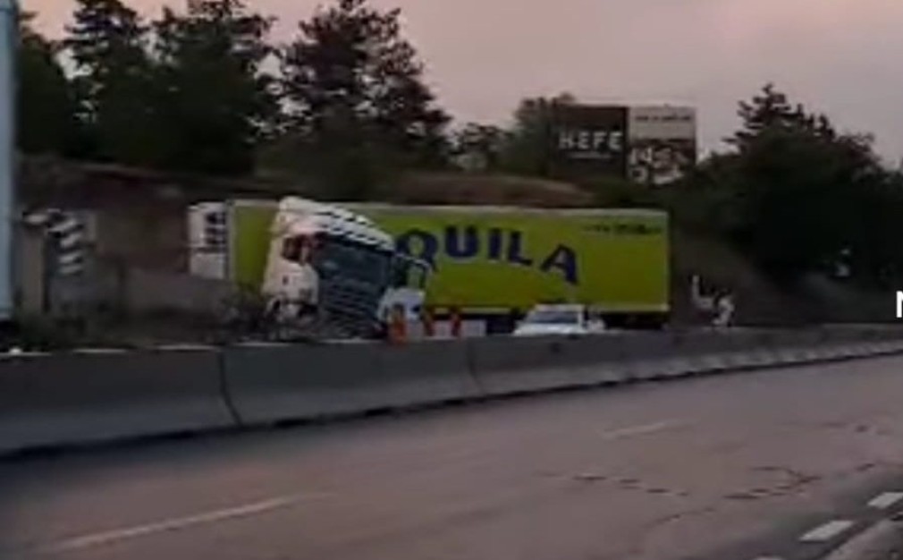 VIDEO. Buzău. Un camion Aquila a ieșit în decor