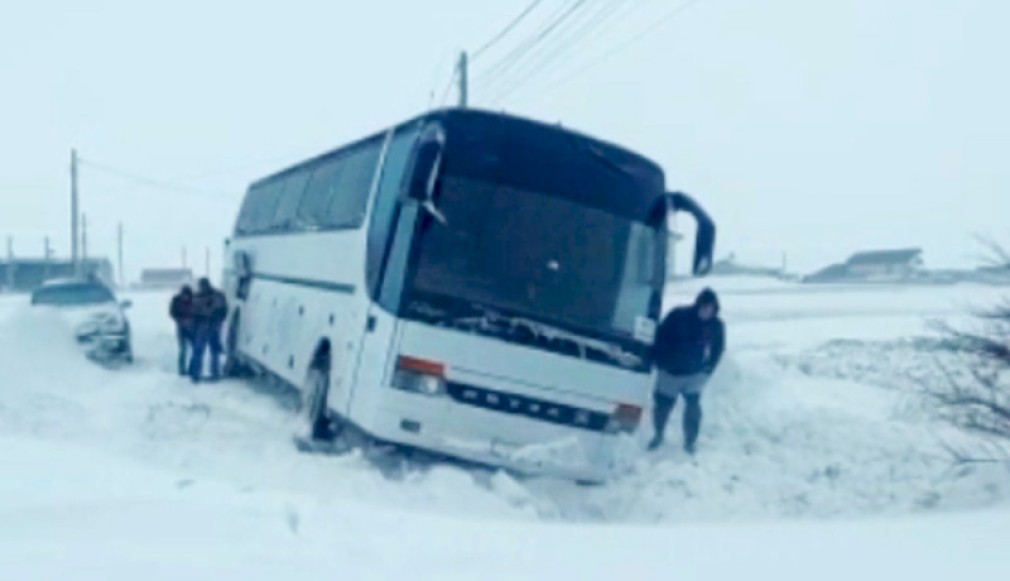 VIDEO. Camioane și autocare îngropate în zăpadă, drumuri închise