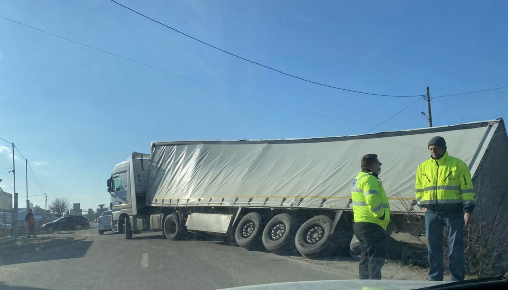 Camion, răsturnat în Vaslui, după ce șoferul a efectuat o manevră greșită
