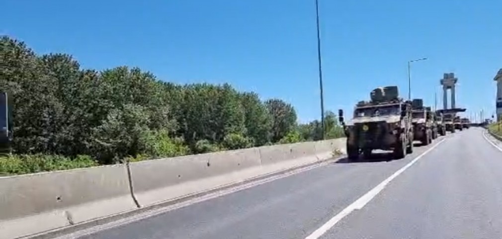 Circulație îngreunată pe două drumuri europene și pe A1. Trec convoaie militare
