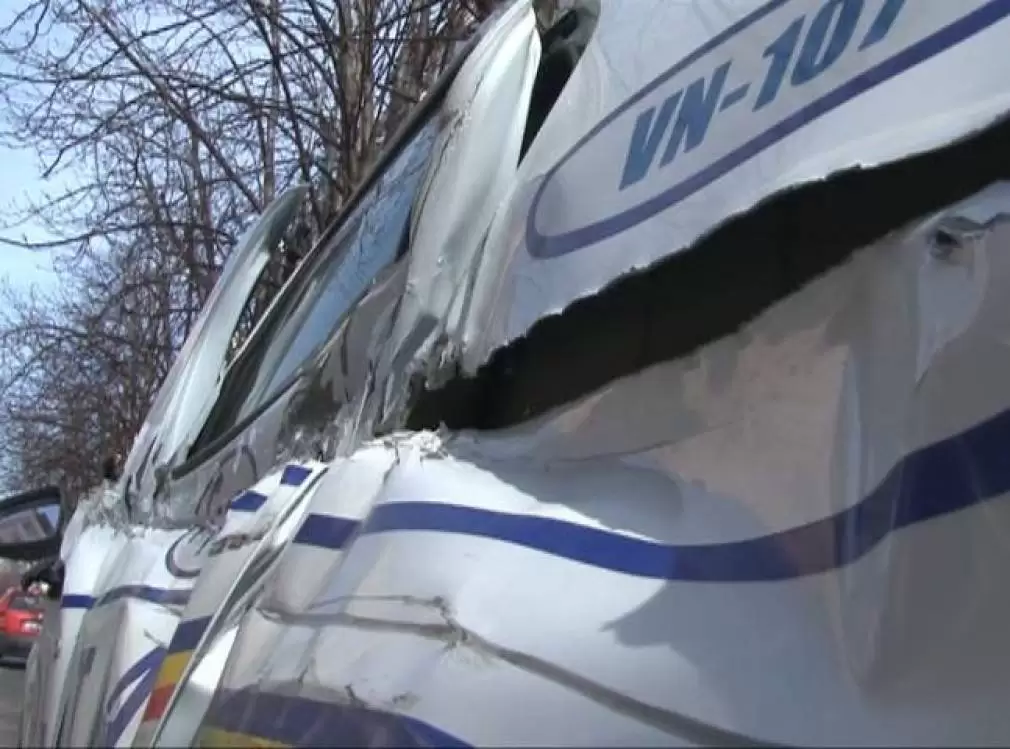 Mașina poliției lovită de TIR