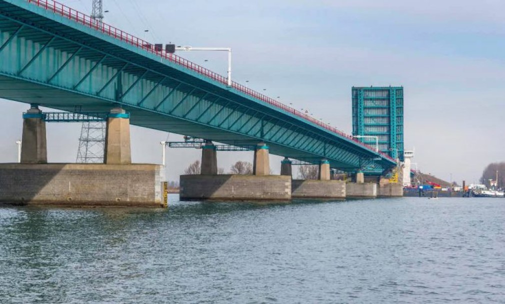 Pe podul Haringvliet din Olanda au fost introduse restricții de circulație