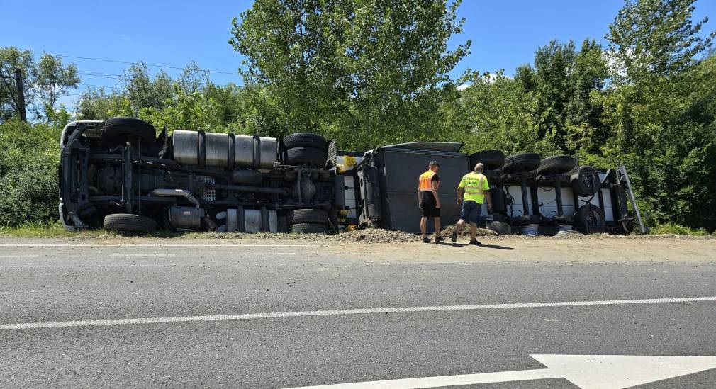 Un șofer polonez beat s-a răsturnat cu un camion