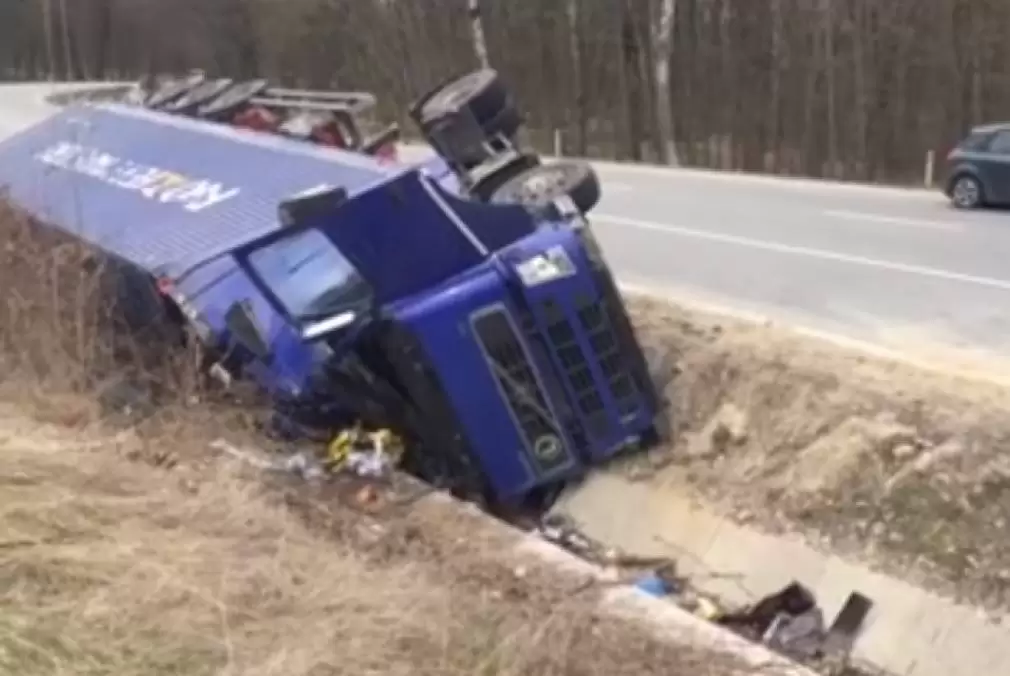 Un șofer de CAMION a murit după ce s-a răsturnat. Conducea cu viteză
