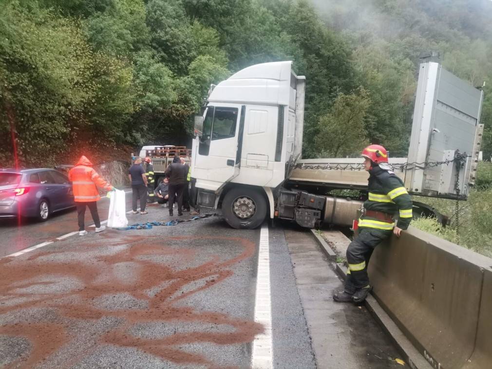 Circulația a fost blocată în Defileul Jiului de un camion care a derapat