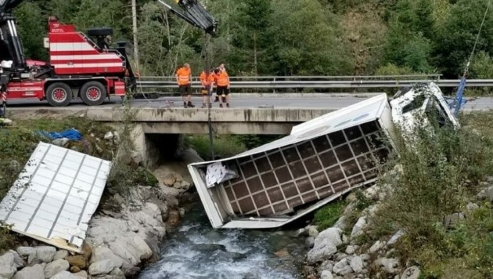 Un șofer român a căzut cu camionul de pe un pod după ce a strănutat
