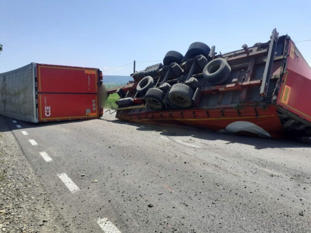 Camion încărcat cu cărbuni, răsturnat pe o șosea din județul Suceava