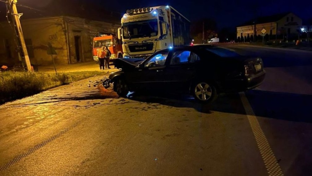 Arad. Un șofer băut a intrat cu mașina într-un camion