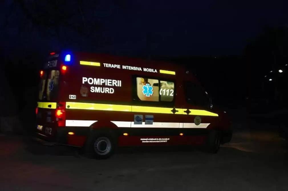 Circulație blocată pe ambele sensuri după ce un camion a lovit un autocar