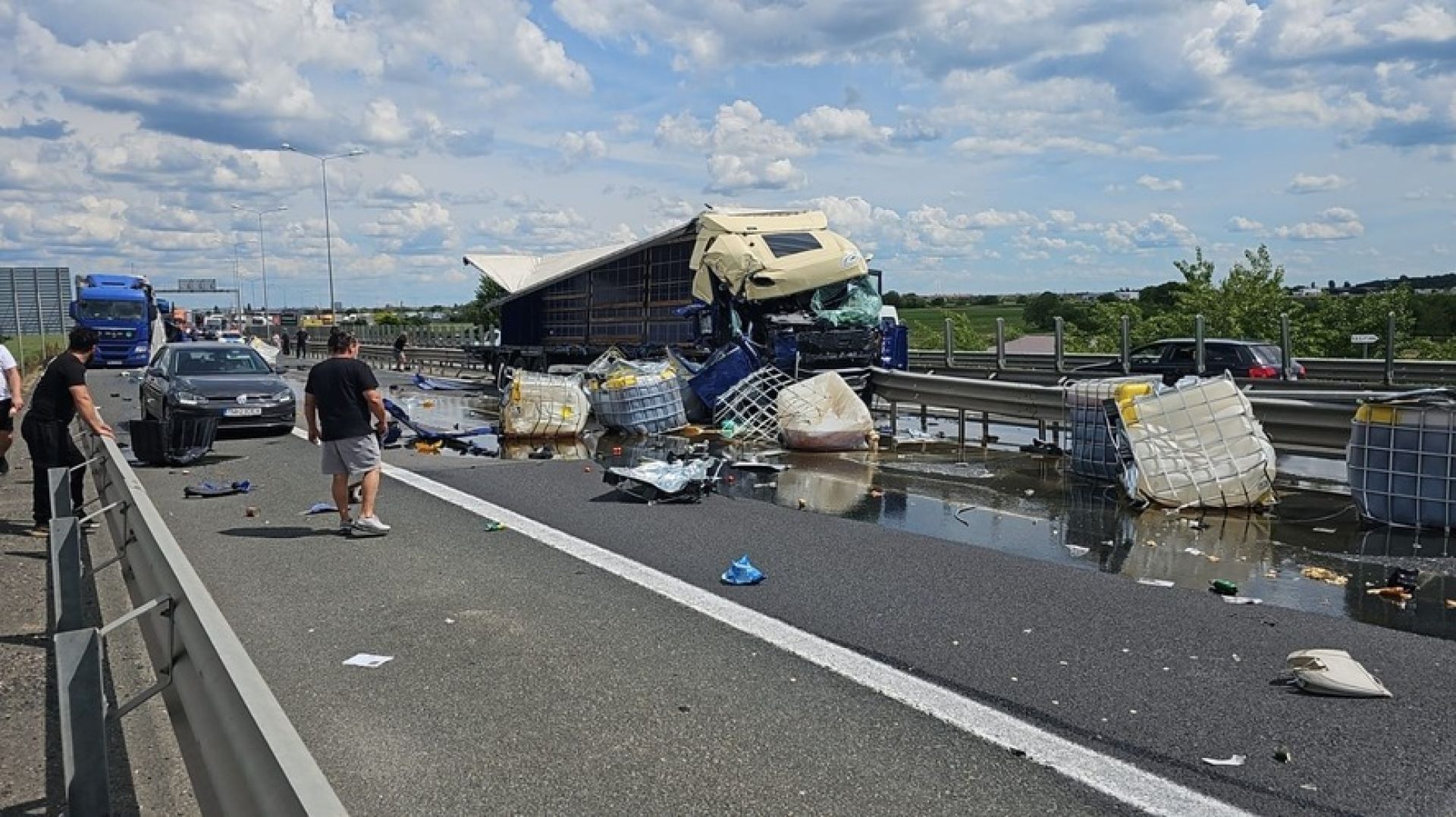 Accident între două camioane pe autostradă. Încărcătura s-a împrăștiat pe șosea