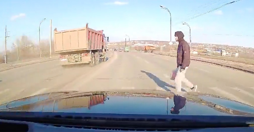 VIDEO Un camion depășește pe contrasens, pe trecerea de pietoni și aproape lovește un bărbat