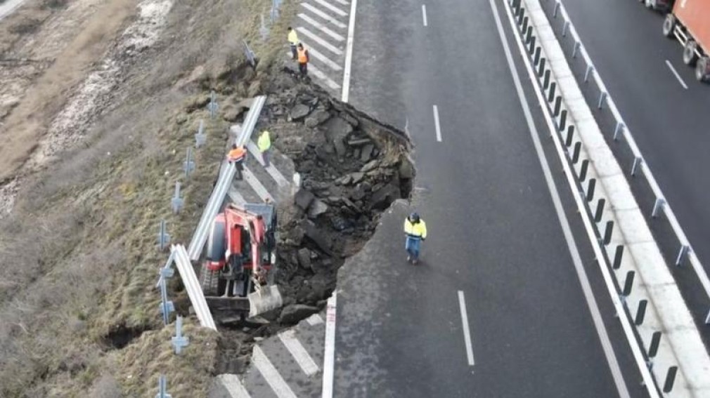 Autostrada Sebeş - Turda are nevoie constantă de reparații