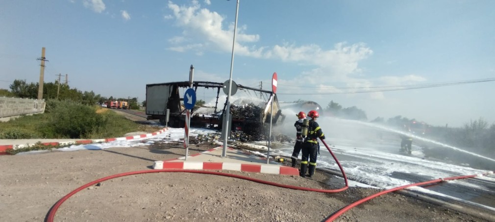 Cisternă încărcată cu propan, coliziune cu un camion. A izbucnit un incendiu