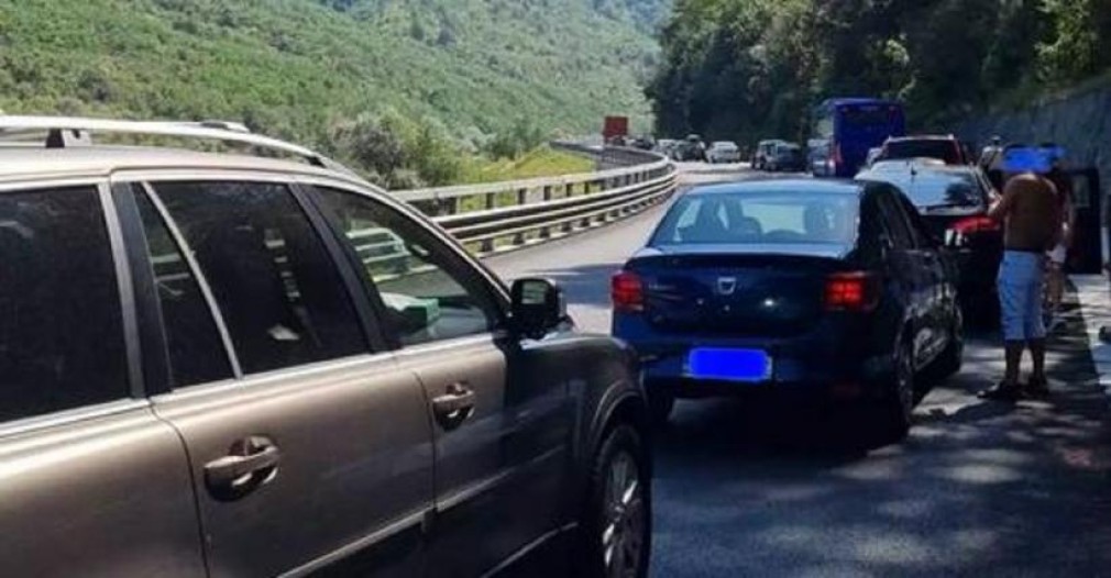 Centura Râmnicu Vâlcea: Accident între un camion și un autoturism