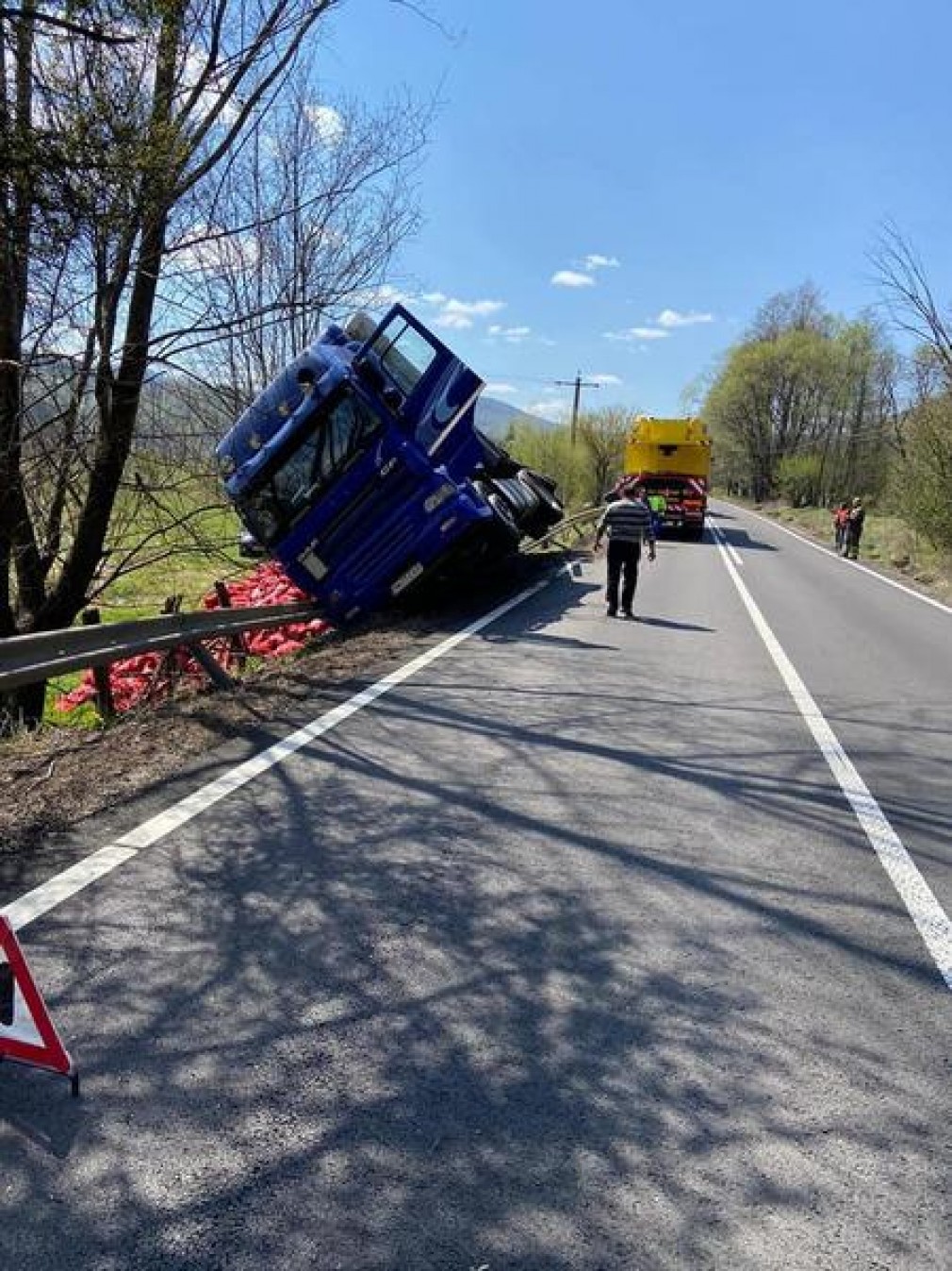 Un camion plin cu cartofi s-a răsturnat la Bacău