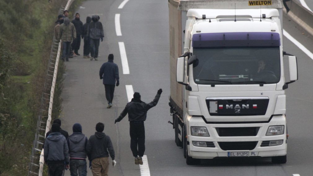 VIDEO Șoferi români, prinși în războiul migranților de la Calais: „Sunt foarte agresivi. Mi-au tăiat prelata”
