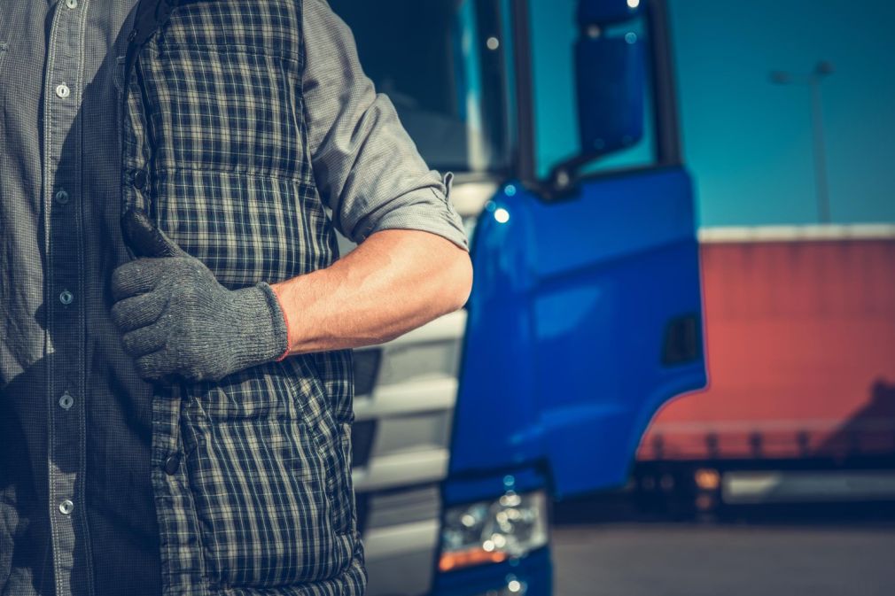 Șofer de camion a dat mită poliției. Nu avea RCA